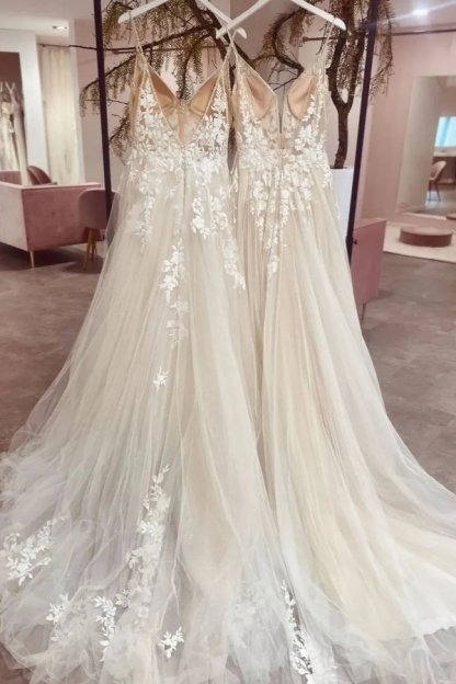 Chicloth Spaghetti-Straps V-Neck Wedding Dress Sleeveless With Lace Appliques