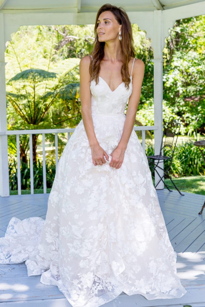 Classical White Spaghetti Strap Sleeveless A-Line Lace Applique Wedding Dress