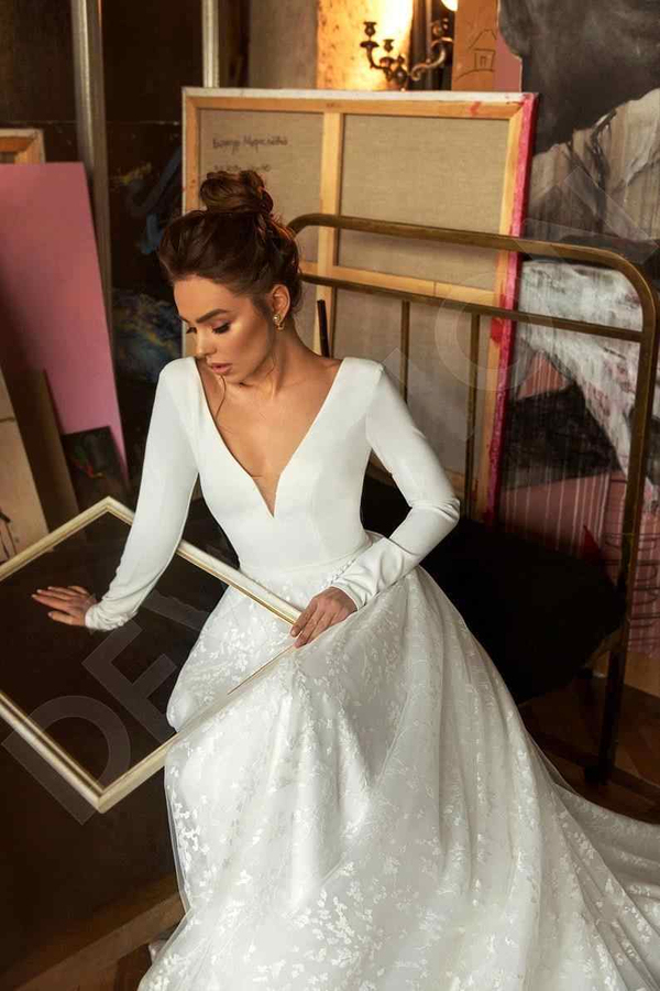 Elegant Lace A-Line V-Neck Long Sleeve Wedding Dress