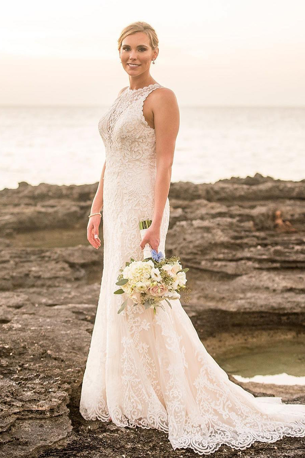 Elegant Lace Sleeveless Sheath Wedding Dress with Pleated Floor-Length Design