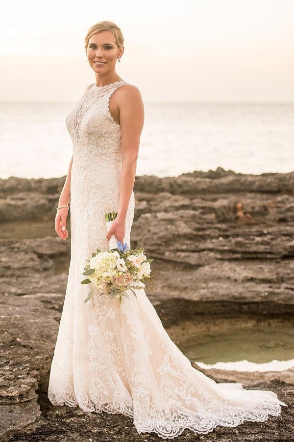 Elegant Lace Sleeveless Sheath Wedding Dress with Pleated Floor-Length Design