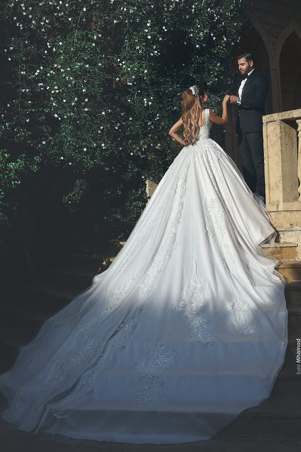 Elegant New Square Applique Sleeveless Tulle Ball Gown Wedding Dress