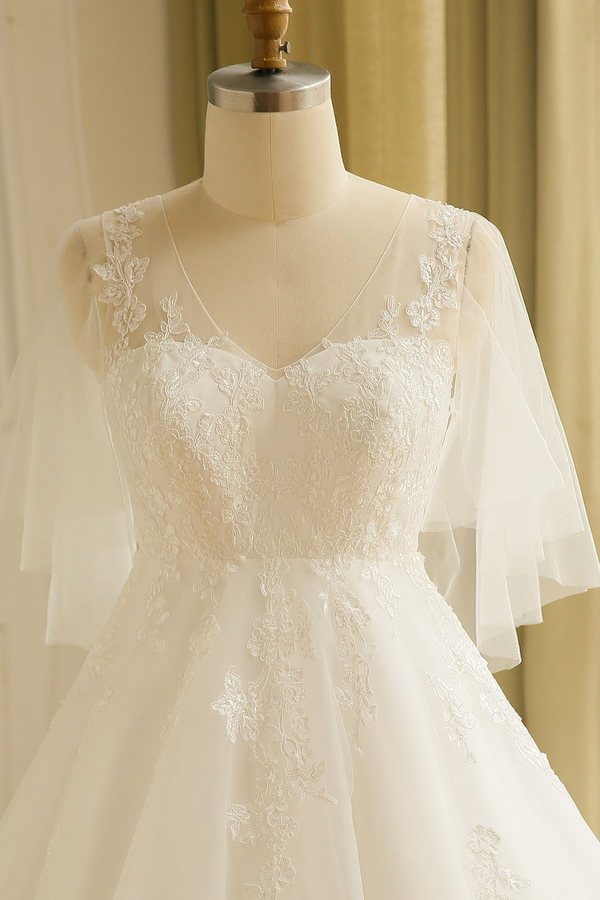 Elegant Plus Size Lace A-Line Wedding Dress with V-Neck Puffy Sleeves Tulle Bridal Dress