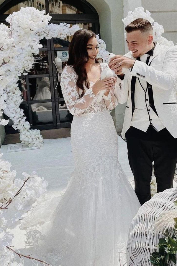 Elegant White Tulle Mermaid Wedding Dress with Lace Appliques