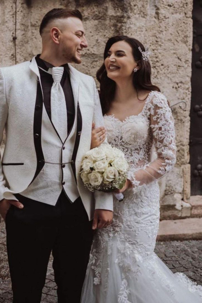 Elegant White Tulle Mermaid Wedding Dress with Lace Appliques