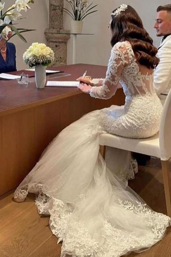 Elegant White Tulle Mermaid Wedding Dress with Lace Appliques