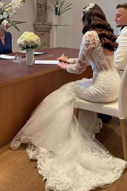 Elegant White Tulle Mermaid Wedding Dress with Lace Appliques