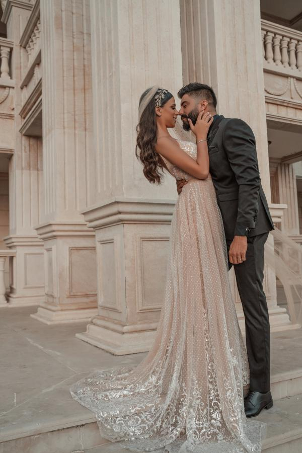 Fashion Sleeveless V-Neck Evening Dress A-Line Backless Prom Dress with Lace Appliques