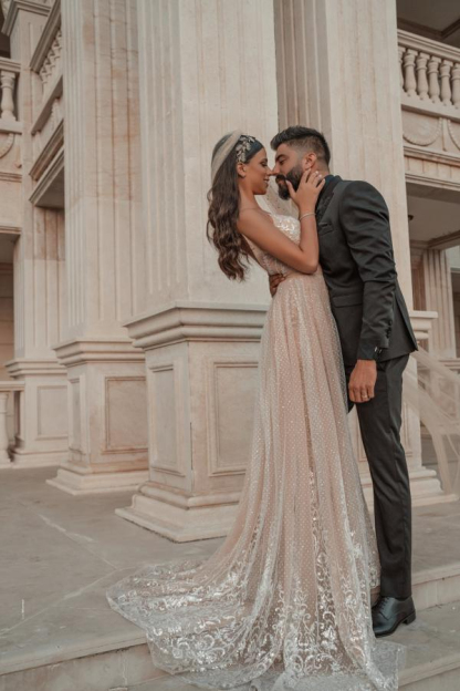 Fashion Sleeveless V-Neck Evening Dress A-Line Backless Prom Dress with Lace Appliques