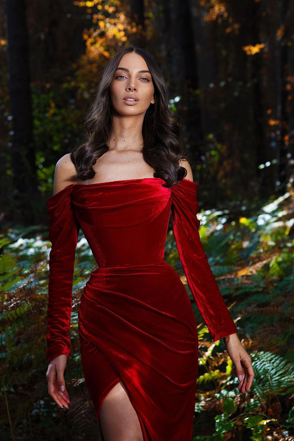Glamorous Off-the-Shoulder Red Velvet Evening Gown with Side Slit