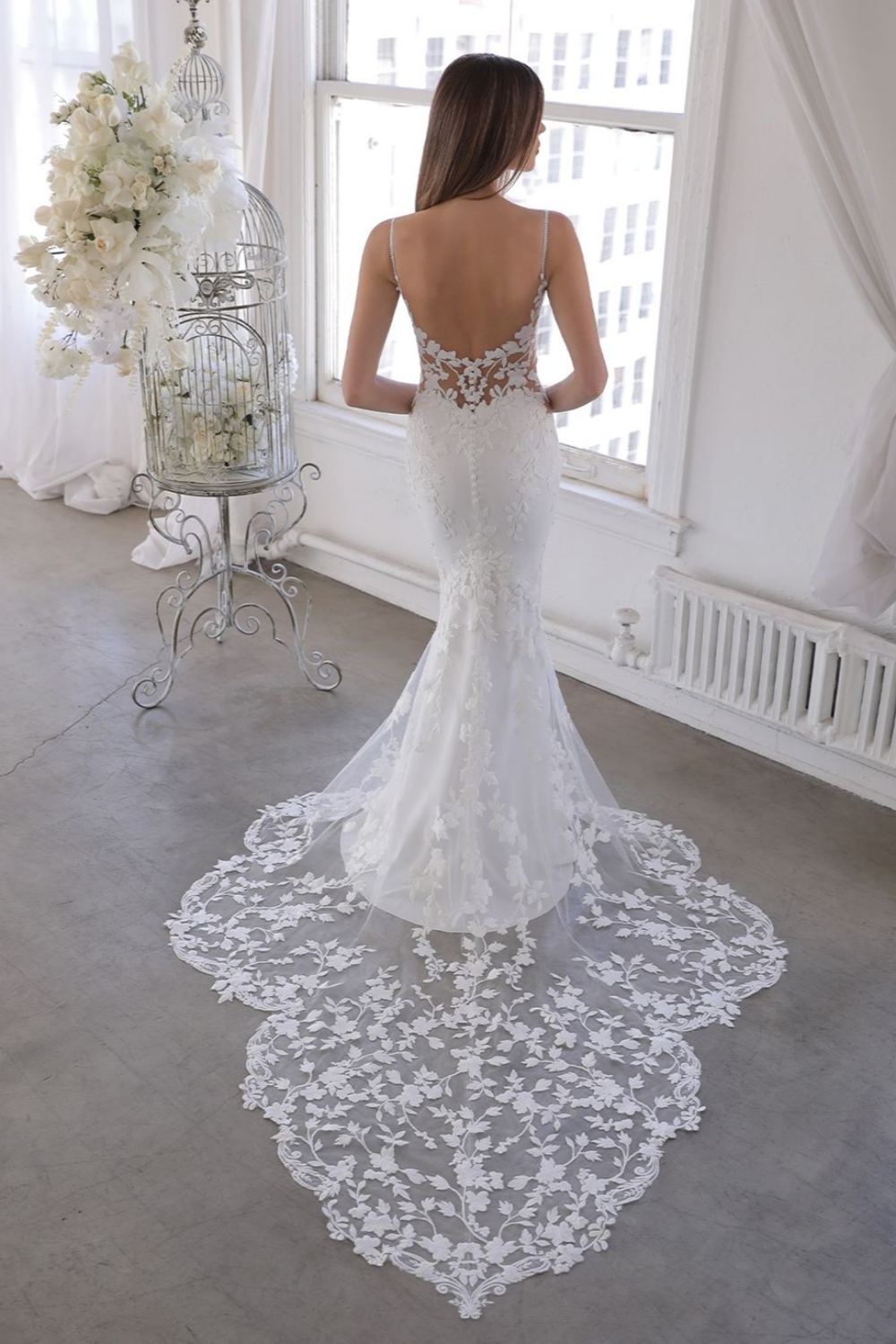 Glamorous Spaghetti Strap Deep V-Neck Mermaid Bridal Gown with Lace Appliques