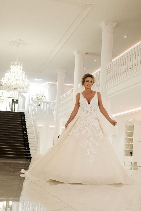 V-Neck Glitter Floral Lace Sleeveless Floor-Length Wedding Dress