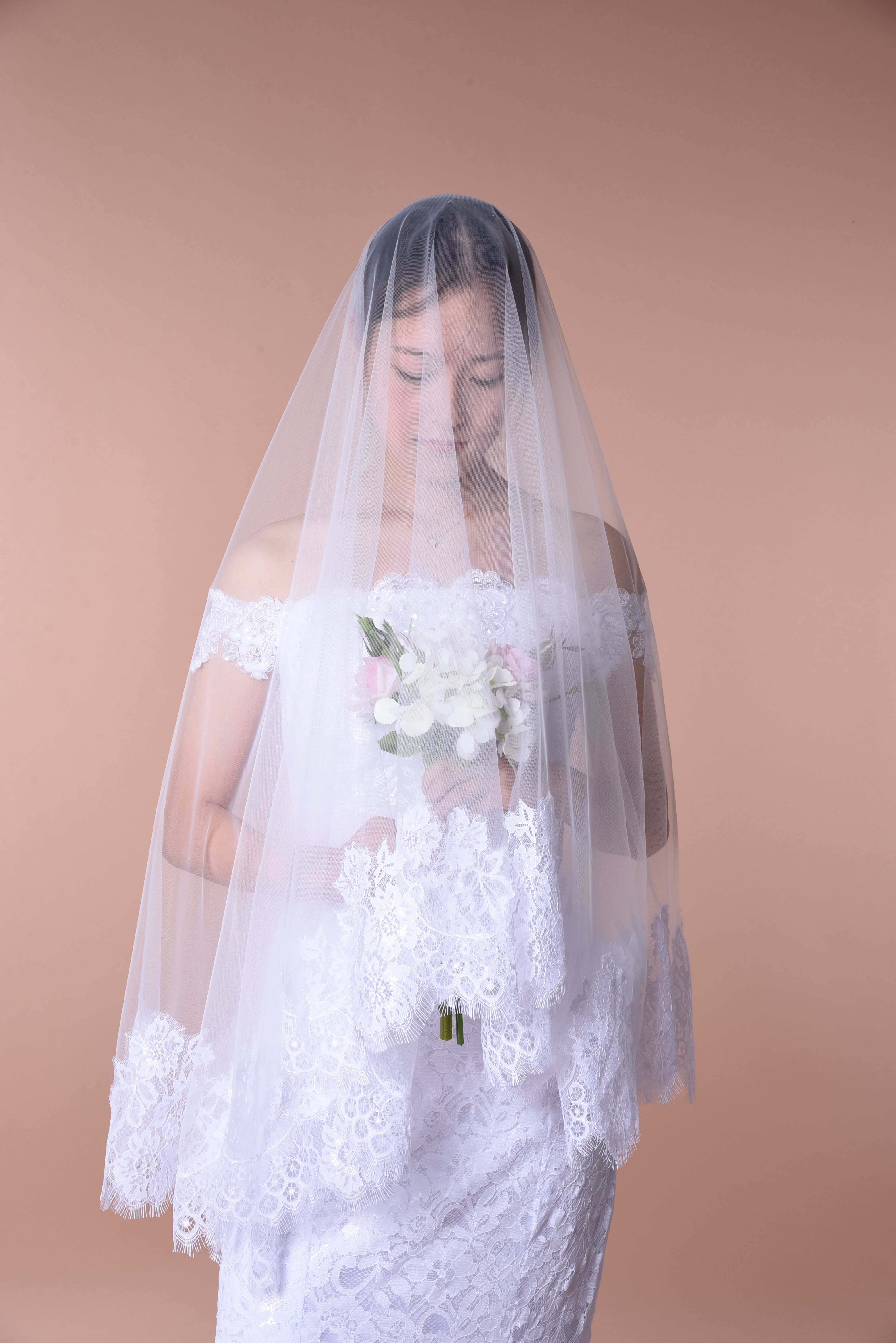 Ethereal Lace-Trimmed Single-Layer Wedding Veil