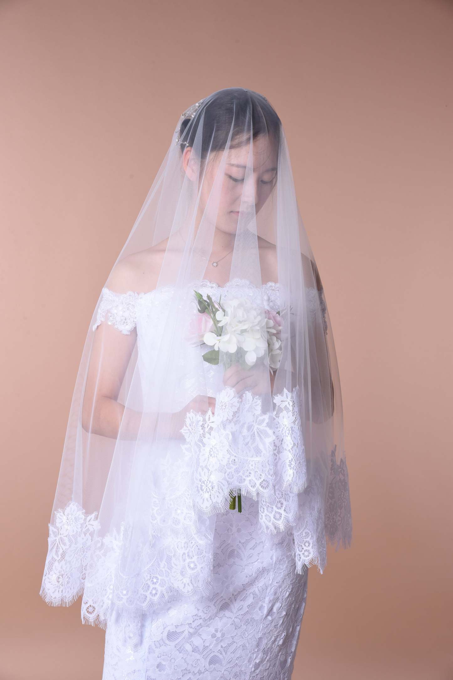 Ethereal Lace-Trimmed Single-Layer Wedding Veil