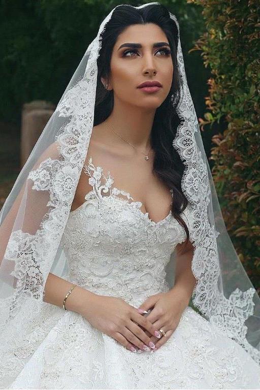Ethereal Lace-Trimmed Single-Layer Wedding Veil