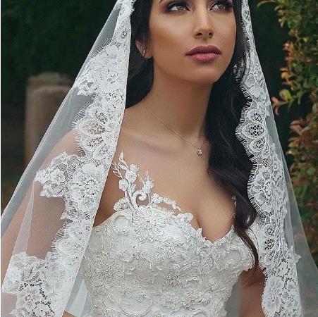 Ethereal Lace-Trimmed Single-Layer Wedding Veil