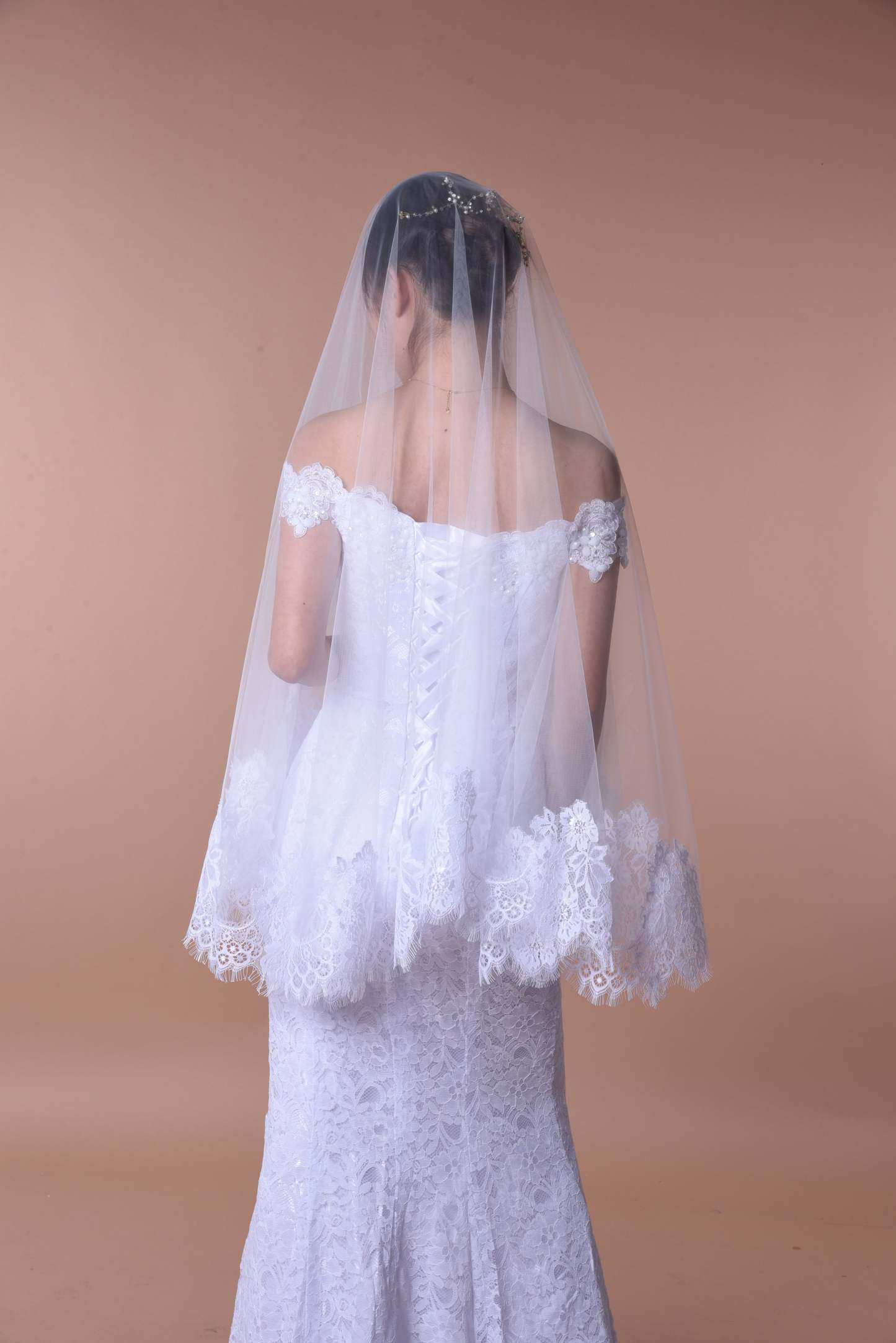 Ethereal Lace-Trimmed Single-Layer Wedding Veil