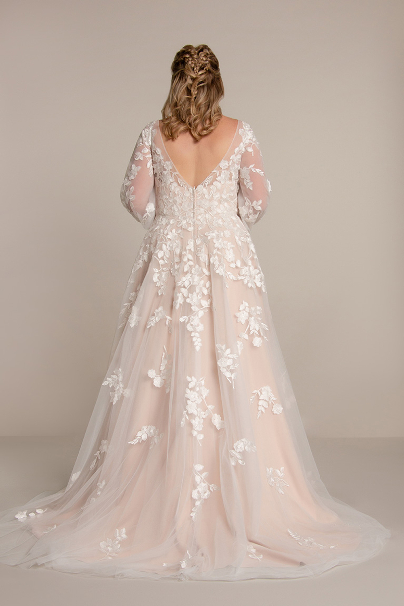 Elegant V-Neck A-Line Lace Appliques Plus Size Wedding Dress Long Sleeve 