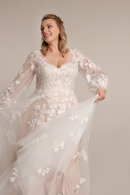 Elegant V-Neck A-Line Lace Appliques Plus Size Wedding Dress Long Sleeve 