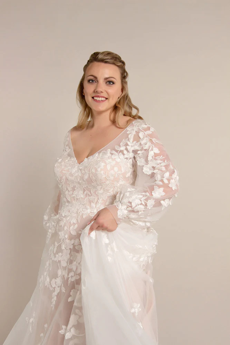 Elegant V-Neck A-Line Lace Appliques Plus Size Wedding Dress Long Sleeve