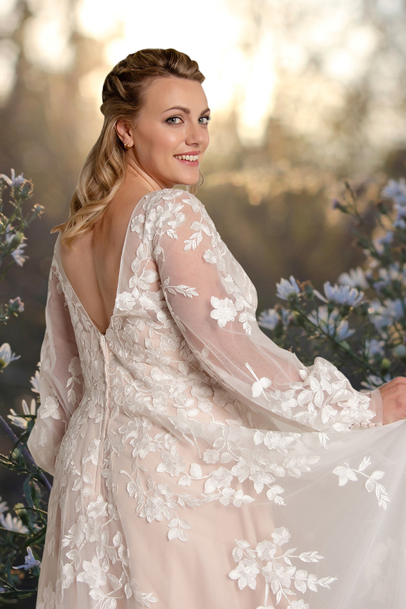 Elegant V-Neck A-Line Lace Appliques Plus Size Wedding Dress Long Sleeve 