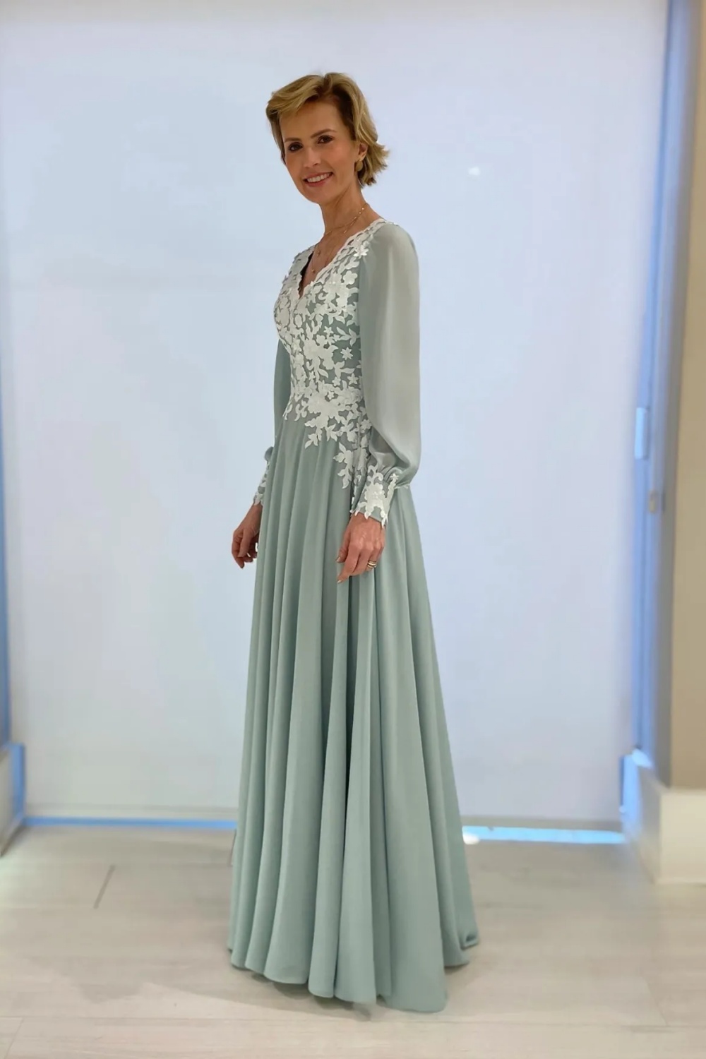 Long Sleeves Dusty Sage Chiffon Mother of the Bride Dress Long Bridesmaid Dress with Appliques