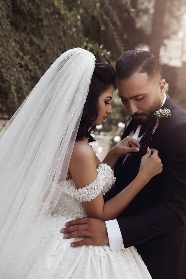 Off-Shoulder Princess Ball Gown Royal Wedding Dress