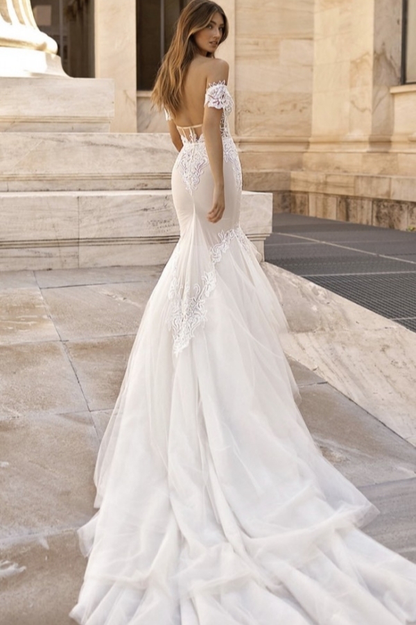 Off-Shoulder Puffy Tulle Mermaid Wedding Dress Appliques with Sweep Train
