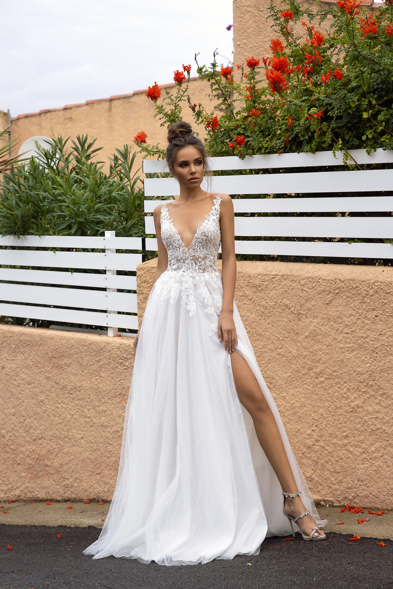 Sleeveless V-Neck Backless Floral A-Line Wedding Dress Tulle Lace Side Split Dress for Bride