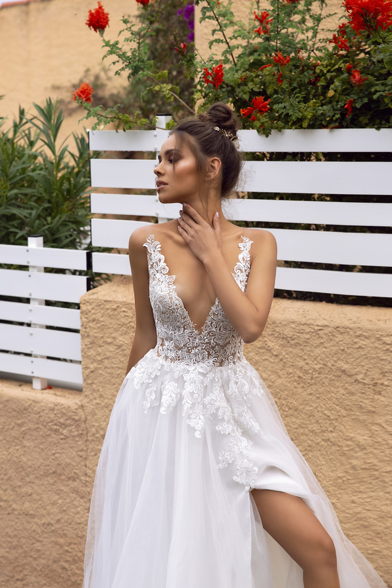 Sleeveless V-Neck Backless Floral A-Line Wedding Dress Tulle Lace Side Split Dress for Bride