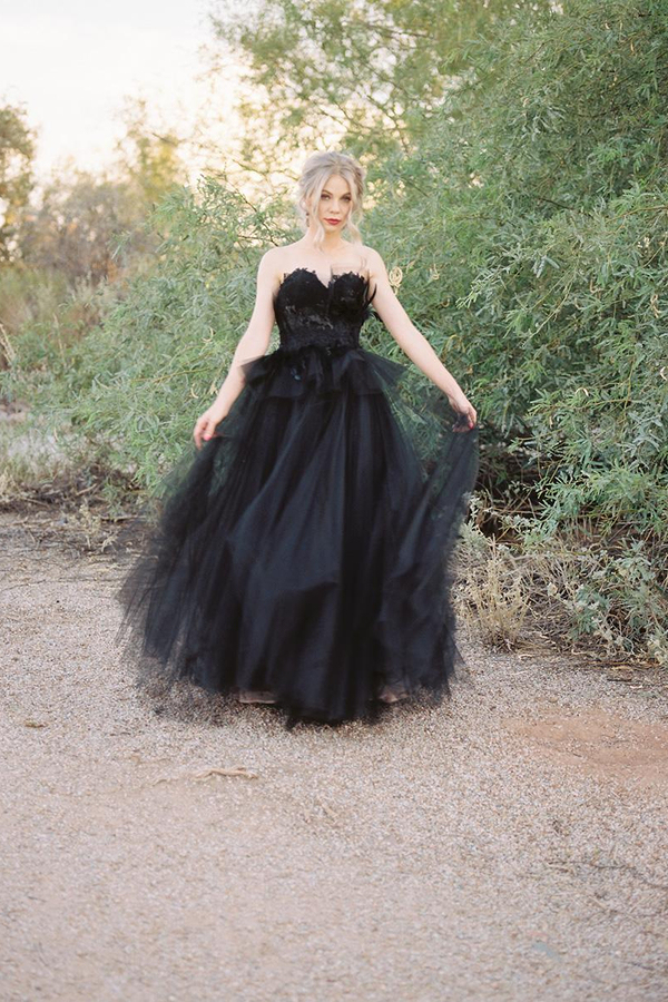 Sweetheart Sleeveless Black Wedding Dress Tulle Ball Gown