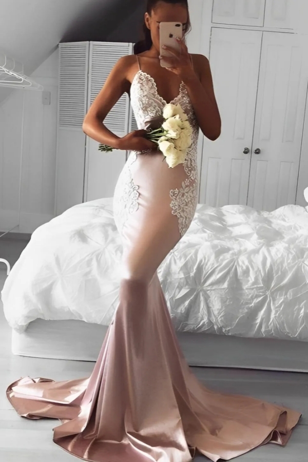 Spaghetti Straps V-Neck Bodycon Backless Bridesmaid Dresses Satin with Lace Appliques