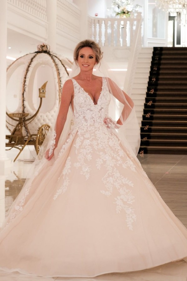 V-Neck Glitter Floral Lace Sleeveless Floor-Length Wedding Dress