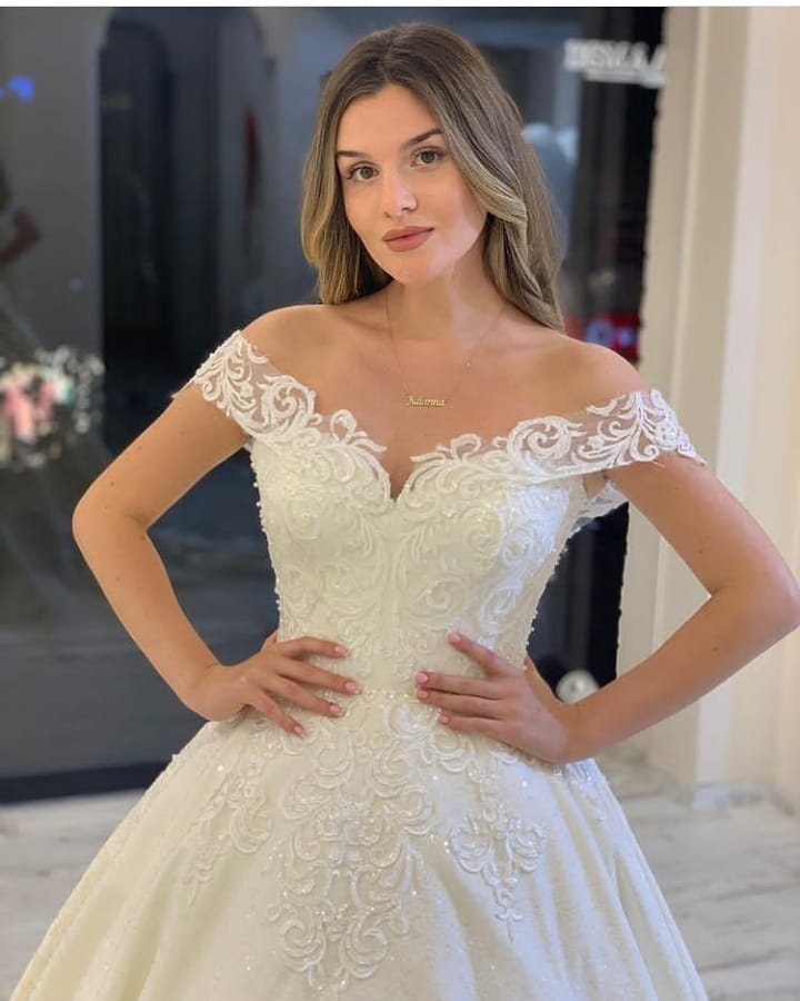 Chicloth Off-the-Shoulder Ball Gown Wedding Dress Lace Appliques Bridal Gown