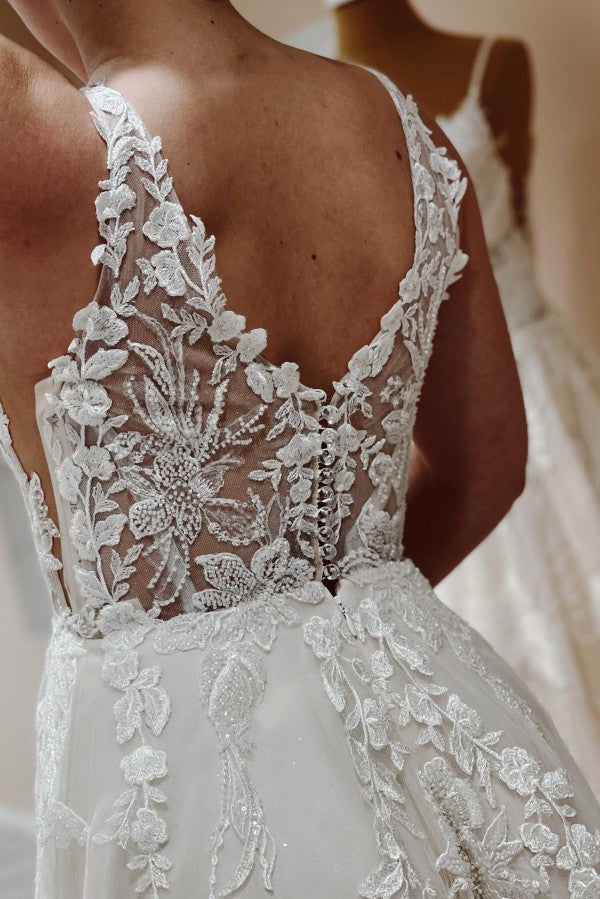 Chicloth V-Neck Sleeveless A-Line Wedding Dress Lace Appliques With Beads