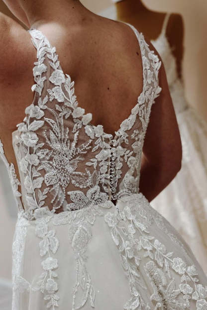 Chicloth V-Neck Sleeveless A-Line Wedding Dress Lace Appliques With Beads
