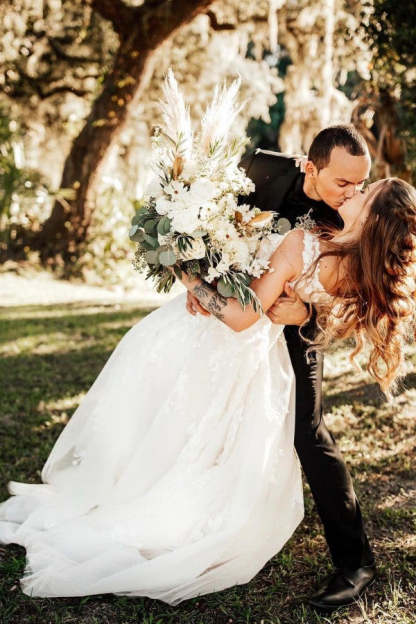 Chicloth Sleeveless Princess Wedding Dress V-Neck With Lace Appliques