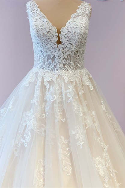 Chicloth V-Neck Sleeveless Ball Gown Wedding Dress Lace Appliques