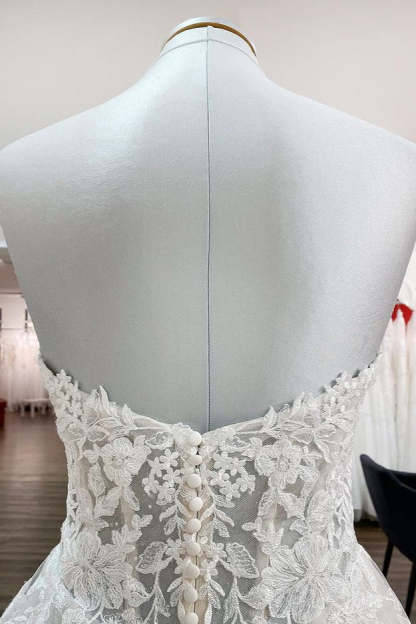 Chicloth Strapless Ruffles Tulle Lace Ivory A-Line Wedding Dresses