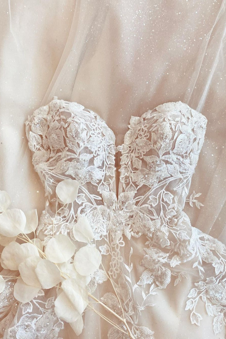 Chicloth Spaghetti-Straps Lace Appliques Lace Wedding Dress Online