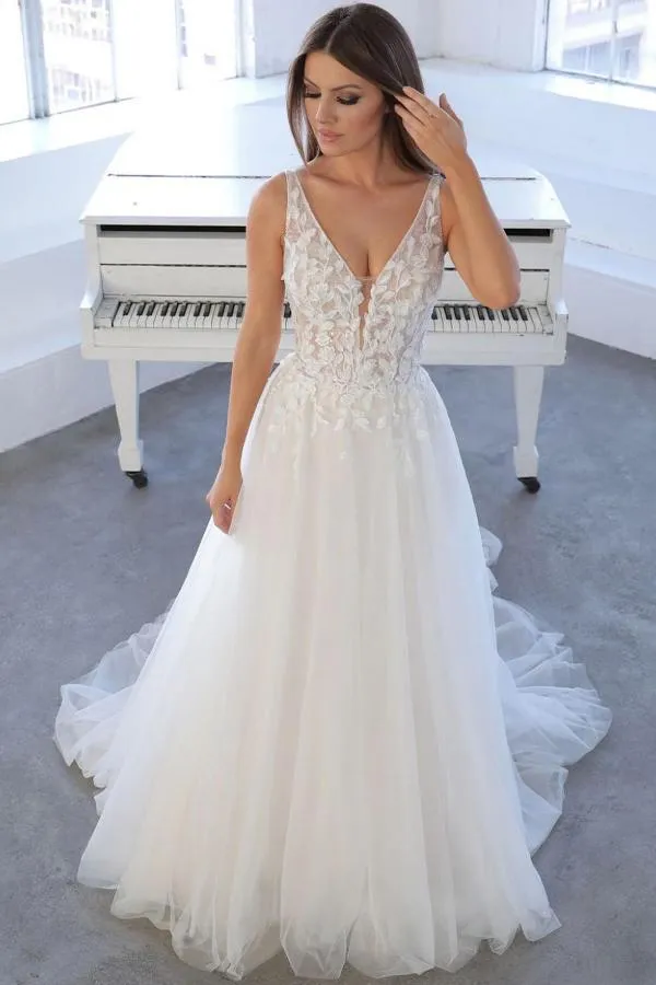 Chicloth V-Neck Sleeveless Wedding Dress Tulle With Appliques