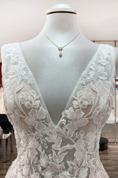 Chicloth Elegant Tulle Deep V Neck Sleeveless Lace A-Line Weddding Dresses