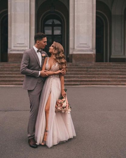 Chicloth V-Neck Sleeveless Tulle Wedding Dress Slit With Appliques