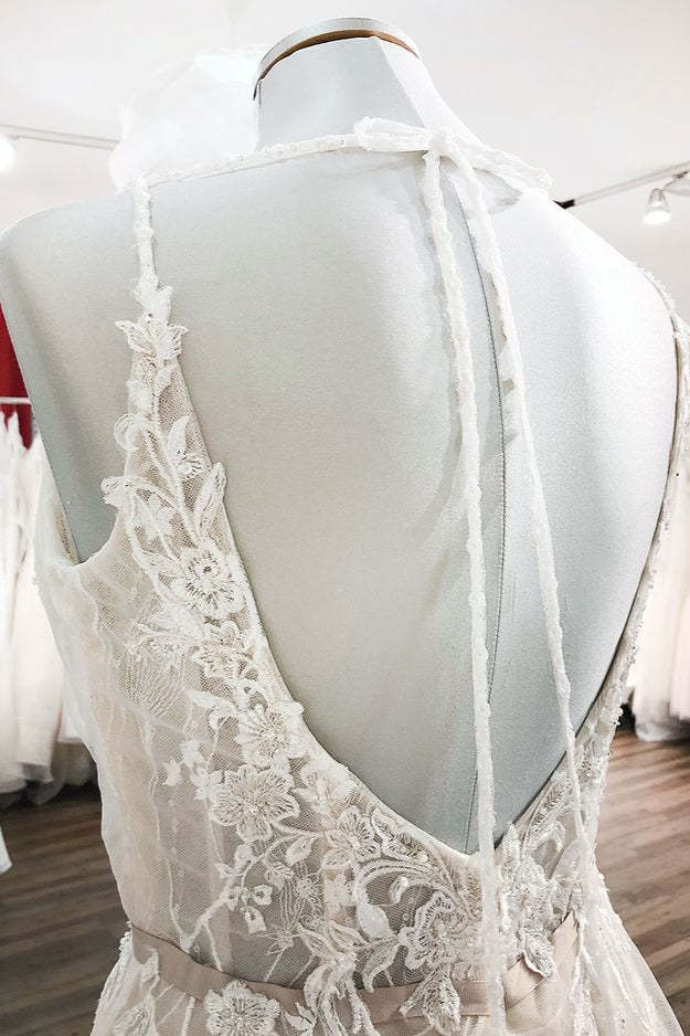 Chicloth Eye-taking Sleeveless Tulle V Neck Lace A-Line Wedding Dresses