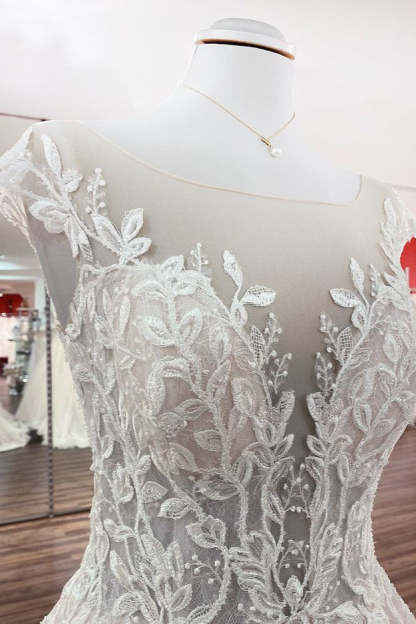 Chicloth Eye-taking Jewel Tulle Lace Appliques Ruffles A-Line Wedding Dresses