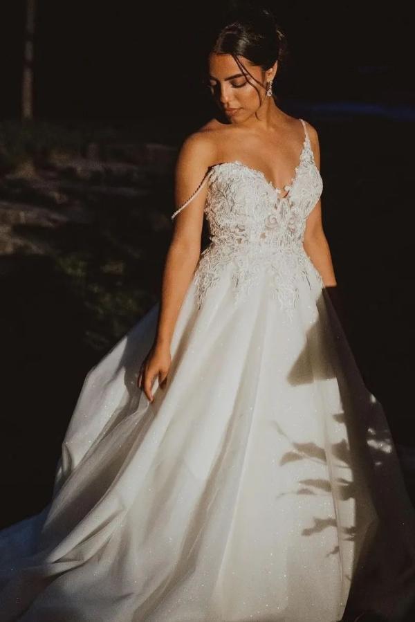 Chicloth Spaghetti-Straps V-Neck Wedding Dress Lace Sleeveless A-Line