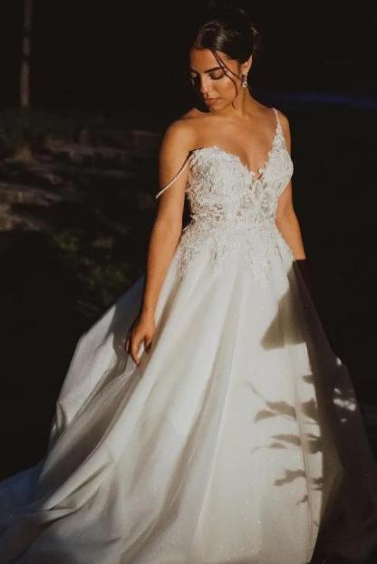 Chicloth Spaghetti-Straps V-Neck Wedding Dress Lace Sleeveless A-Line