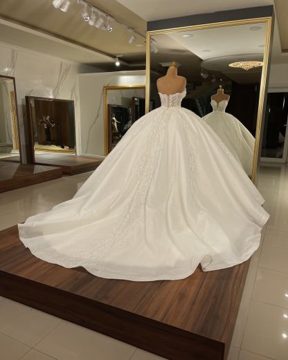 Chicloth Luxurious Sweetheart Ball Gown Wedding Dress With Beadings