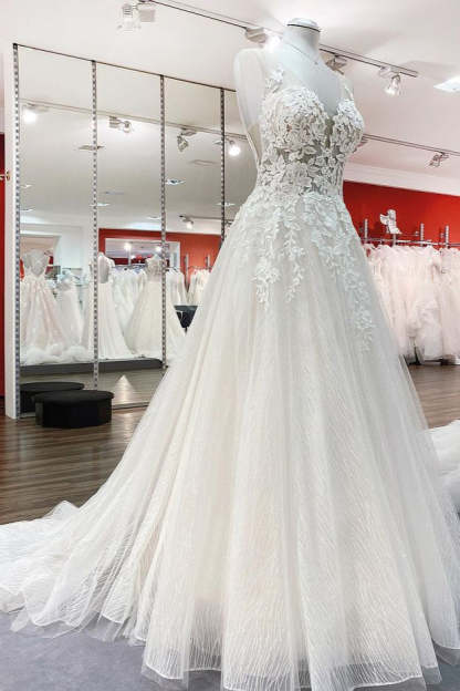 Chicloth Breath-taking Detailed Appliques Ruffles Tulle Ivory Lace Wedding Dresses Long