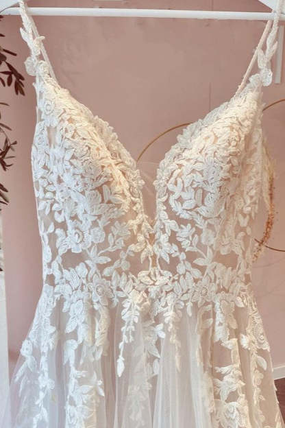 Chicloth Spaghetti-Straps Bridal Dress Sleeveless Tulle Appliques
